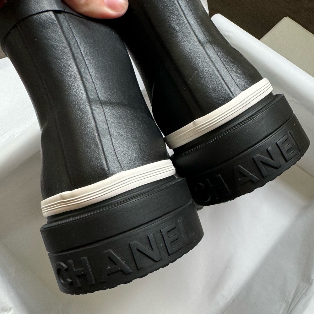 CHANEL Black and White Winter Boots - Picture 4 of 6